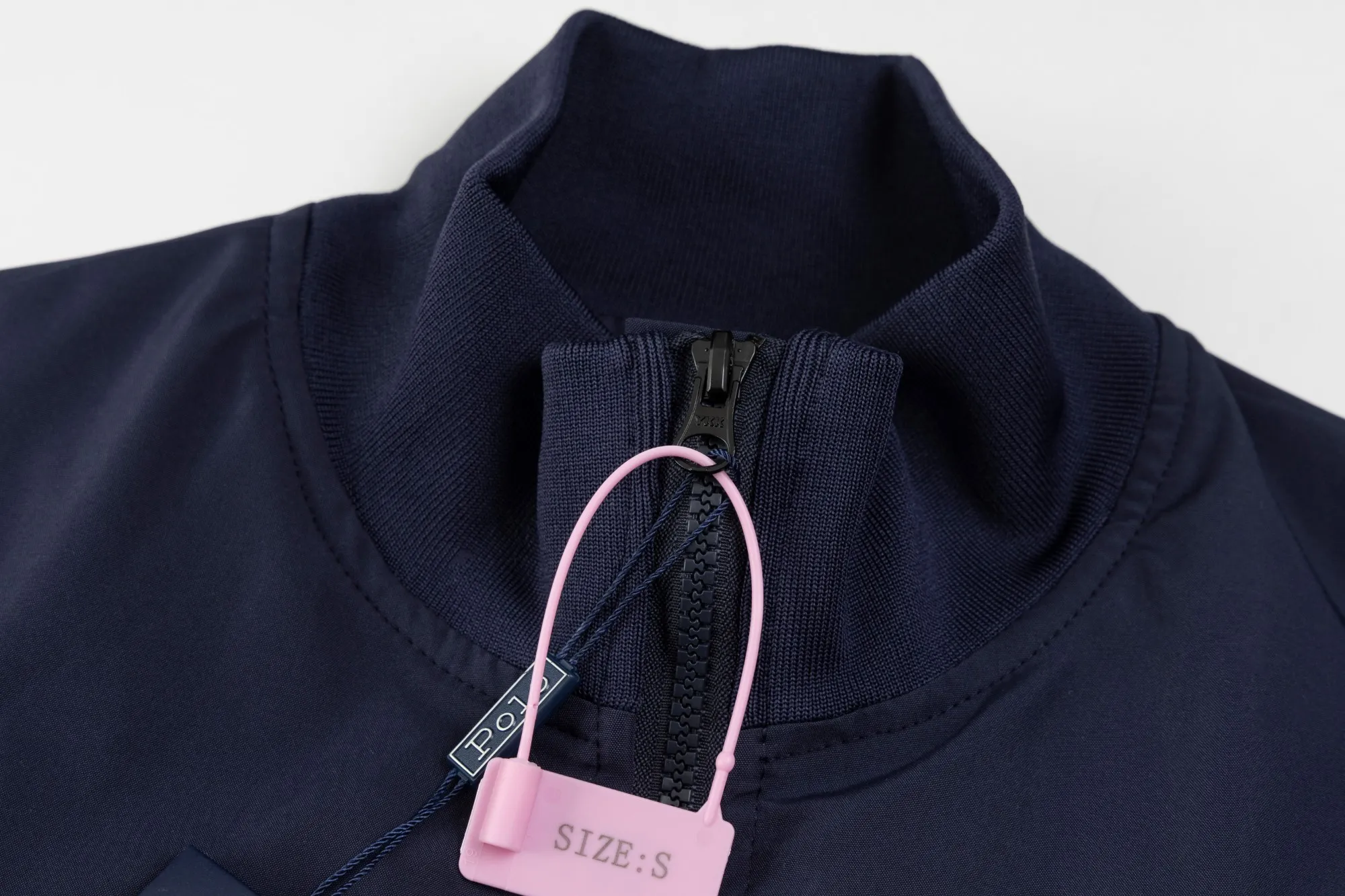 🅿️370 model number SL41 Raff old money style stand-up collar with small logo embroidery on the chest, old cadre pull-up jacket. The same style for couples. No pilling, no fading, comfortable and breathable. The details on the official website are the same. Full set of packaging. Three labels are complete. The main mark is customizable. The fabric is double-layer embryonic cotton. Windproof design. The texture of the jacket fabric is very good. Versatile. It can be worn up to 200 pounds without pressure. The upper body is comfortable and stylish. Size S-XL